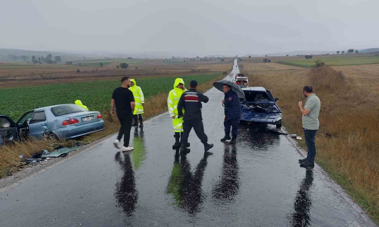 Sıcak Gündem: Kastamonu Devrekani'de kaygan yolda iki otomobil çarpıştı, 2 sürücü yaralandı.