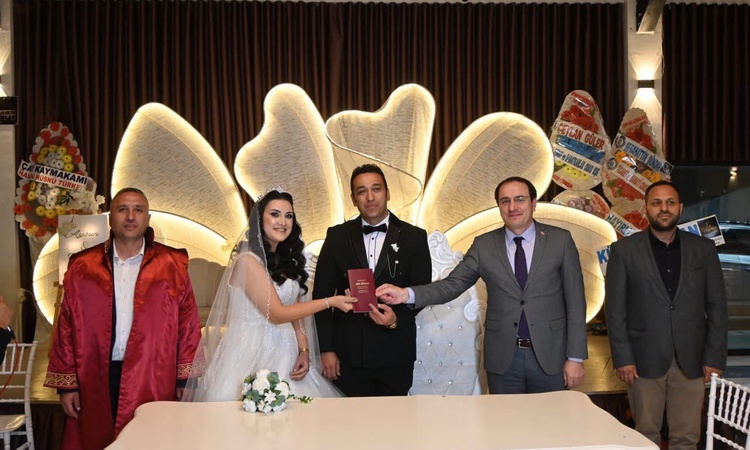 Sıcak Gündem: Kaymakam Türker, Afyonkarahisar Çay'da mesai arkadaşlarının nikah şahidi oldu - Son Dakika Bilgi