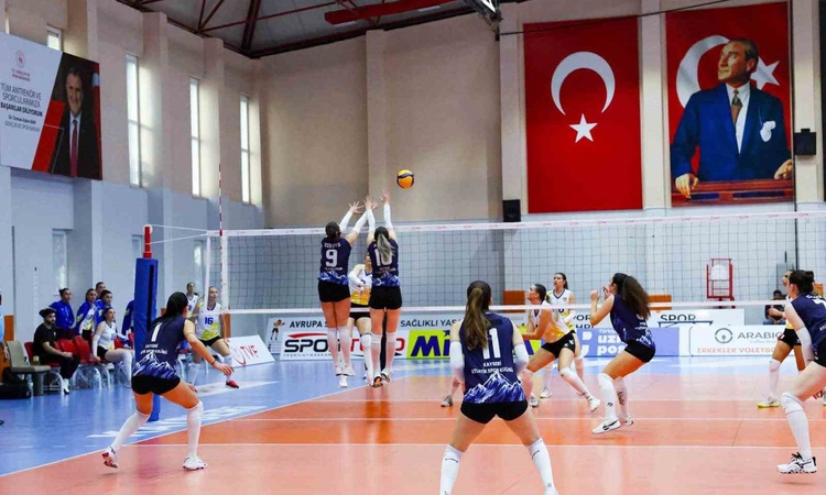 Sıcak Gündem: Kayseri Atletikspor, Kadınlar 2. Lig derbisinde Kayseri Cimnastik Spor'u 3-0 yendi ve Merak Edil