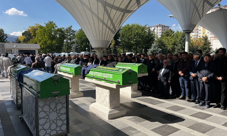 Sıcak Gündem: Kayseri İncesu'da kazada ölen emekli bekçi, eşi ve baldızı toprağa verildi: Gelişmeler Takip Edi