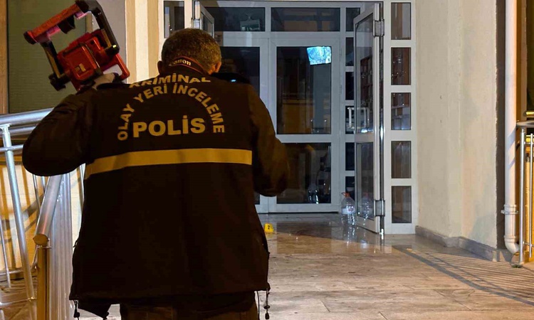 Sıcak Gündem: Kayseri Melikgazi'de bıçaklı kavgada 2 kişi yaralandı, şüpheli yakalanarak gözaltına sevk edildi