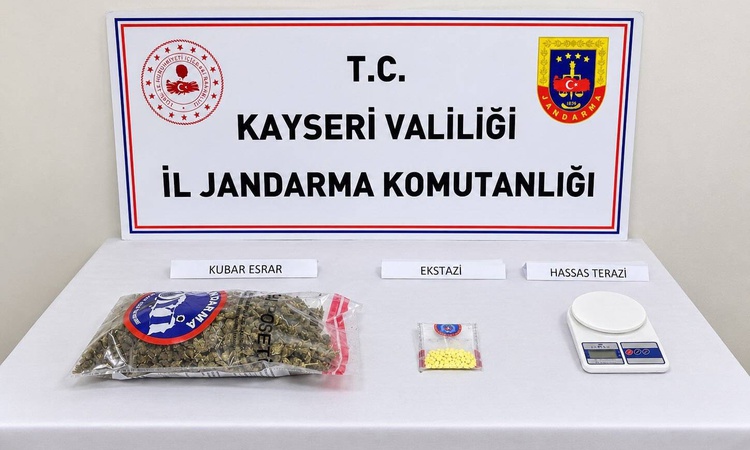 Sıcak Gündem: Kayseri'de yapılan aramada 1 kilo 10 gram uyuşturucu bulundu, 3 kişi yakalanarak gözaltına sevk