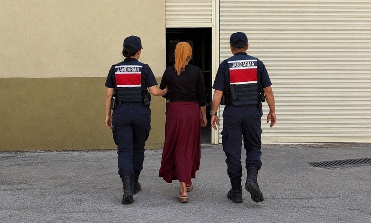Sıcak Gündem: Kesinleşmiş 15 yıl cezayla aranan hırsızlık şüphelisi yakalandı: Gelişmeler Takip Ediliyor