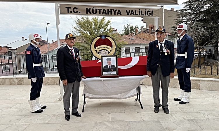 Sıcak Gündem: Kıbrıs gazisi Yaşar Gürbüz, Kütahya Domaniç'te askeri törenle toprağa verildi - Son Dakika Bilgi