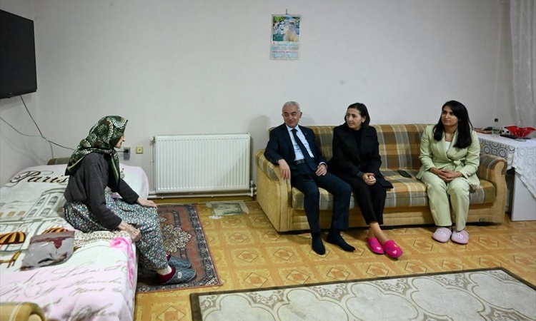 Sıcak Gündem: Kırklareli Valisi Turan, eşiyle 90-100 yaş arası yaşlıları evlerinde ziyaret etti: Gelişmeler Ta