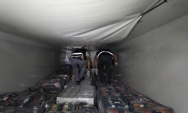 Sıcak Gündem: Kocaeli İzmit'te gıda yüklü tırda 95 bin paket elektronik sigara tütünü ele geçirildi: Gelişmele