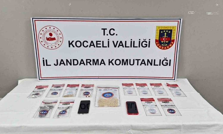 Sıcak Gündem: Kocaeli'de uyuşturucu operasyonunda 3 adreste 1 kilo 37 gram esrar ele geçirildi - Son Dakika Bi