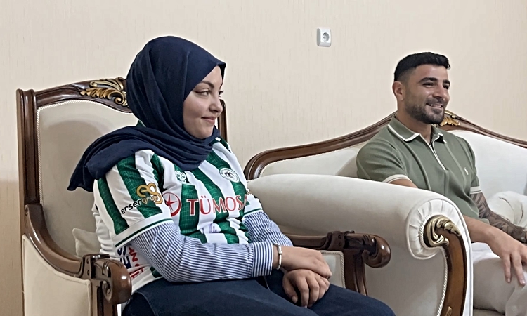 Sıcak Gündem: Konyasporlu futbolcular omurilik kanser tedavisi gören Konyaspor taraftarı Sude Ay'ı ziyaret ett