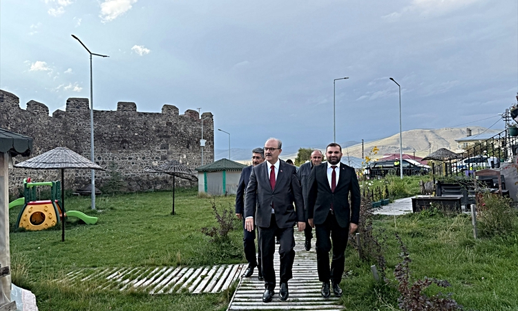 Sıcak Gündem: Kültür ve Turizm Bakan Yardımcısı Çam, Ardahan'da kale ve kongre binasını gezdi