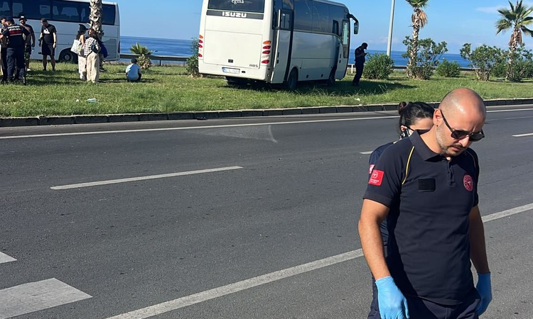 Sıcak Gündem: Manavgat'ta tur otobüsü ile minibüs çarpıştı, 1'i Romanya vatandaşı 3 kişi yaralandı - Son Dakik