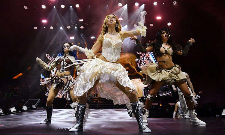 Sıcak Gündem: Manifest, Wembley Arena'daki ilk İngiltere konserinde Türkçe şarkılar söyledi ve Merak Edilenler