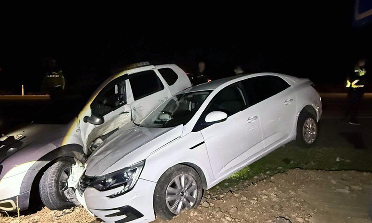 Sıcak Gündem: Mardin Derik'te iki otomobilin çarpışması sonucu 1'i bebek 6 kişi yaralandı - Son Dakika Bilgile