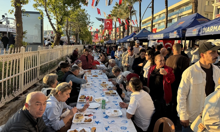 Sıcak Gündem: Marmaris'te Cumhuriyet'in 103. yılında vatandaşlar Cumhuriyet Sofrası'nda buluştu - Son Dakika B