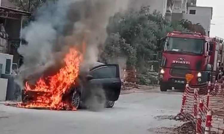 Sıcak Gündem: Mersin Erdemli'de park halindeki otomobil motor kısmından alev alıp kullanılamaz oldu ve Merak E
