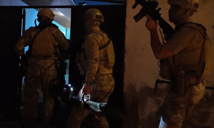Sıcak Gündem: Mersin'de yasadışı bahis operasyonunda 33 şüpheliden 26'sı hakkında tutuklama kararı verildi. ve