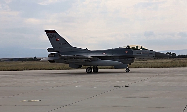 Sıcak Gündem: MSB, Kıbrıs'ın güneyi ve Akdeniz'de kapsamlı eğitim uçuşu yapıldığını kamuoyuna ilan etti: Geliş