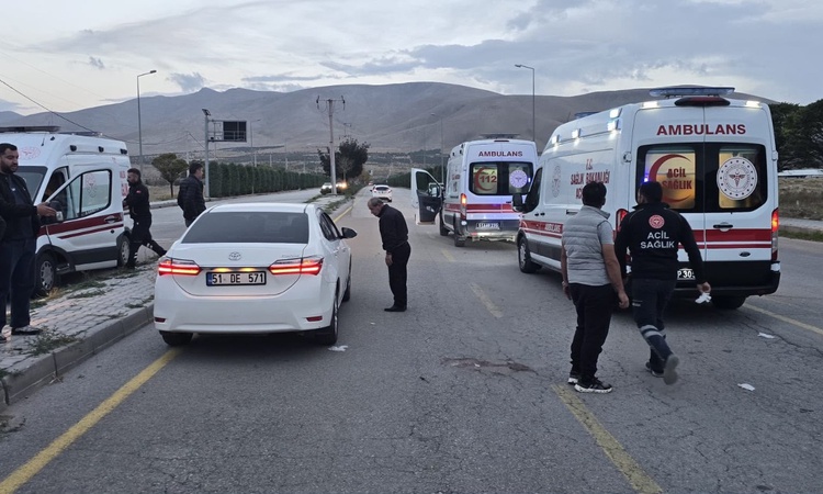 Sıcak Gündem: Niğde'de çarpışan motosiklet devrildi, 1'i ağır 2 yaralı, kaçan sürücü teslim oldu