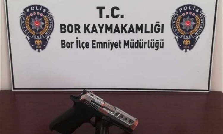 Sıcak Gündem: Niğde'de ruhsatsız silah operasyonunda yakalanan 2 şüpheli hakkında tutuklama kararı verildi ve