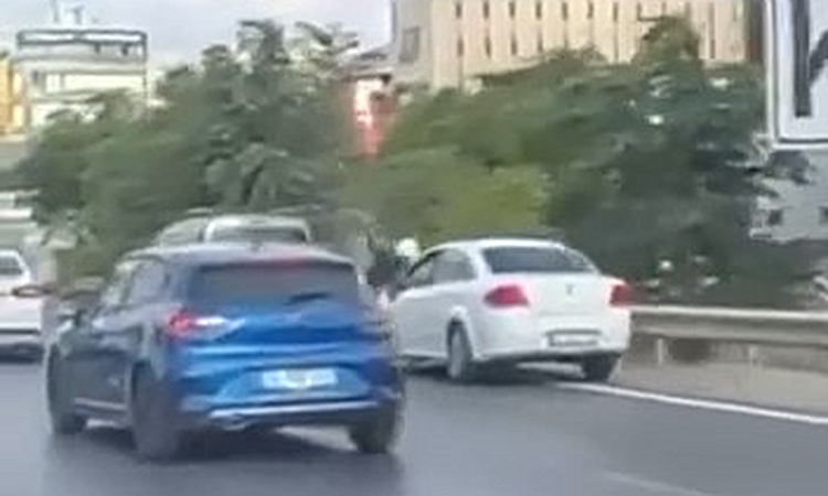 Sıcak Gündem: Pendik'te otomobilin çarptığı motosiklet sürücüsü yaralandı; kaza kamerada - Son Dakika Bilgiler