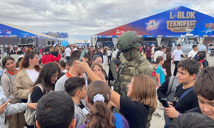Sıcak Gündem: Şanlıurfa'daki TEKNOFEST Güneydoğu'da insansı robot Canikman çocukların ilgi odağı oldu - Son Da