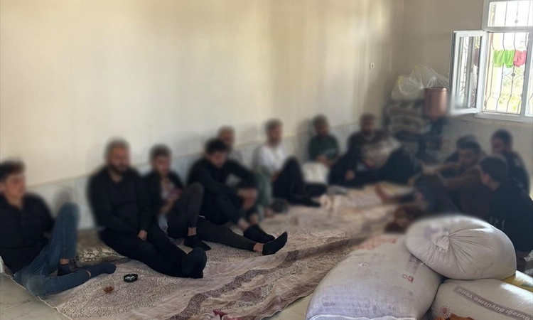 Sıcak Gündem: Şanlıurfa'da jandarma, göçmen kaçakçılığı çalışmasında 143 kişiye adli işlem yaptı: Gelişmeler T