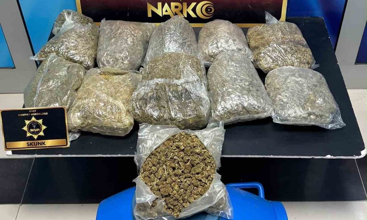 Sıcak Gündem: Siirt'te iki araçta 5 kilo 700 gram skunk ele geçirildi, 6 kişi yakalanarak gözaltına sevk edild
