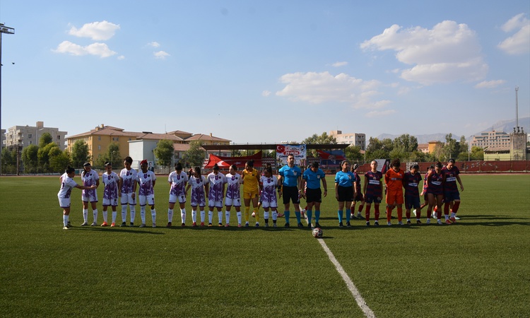 Sıcak Gündem: Şırnak Kadın Spor Kulübü, Gazikentspor'u 3-1 yenip ligde puanını 6'ya çıkardı ve Merak Edilenler