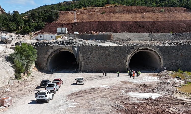 Sıcak Gündem: Sivas'ta Geminbeli Tüneli'nde sona gelindi, kasımda trafiğe açılacak - Son Dakika Bilgileri