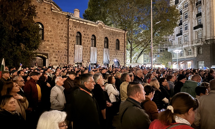 Sıcak Gündem: Sofya'da düzenlenen protestoda binlerce kişi Yotova ve Radev'i istifaya çağırdı ve Merak Edilenl