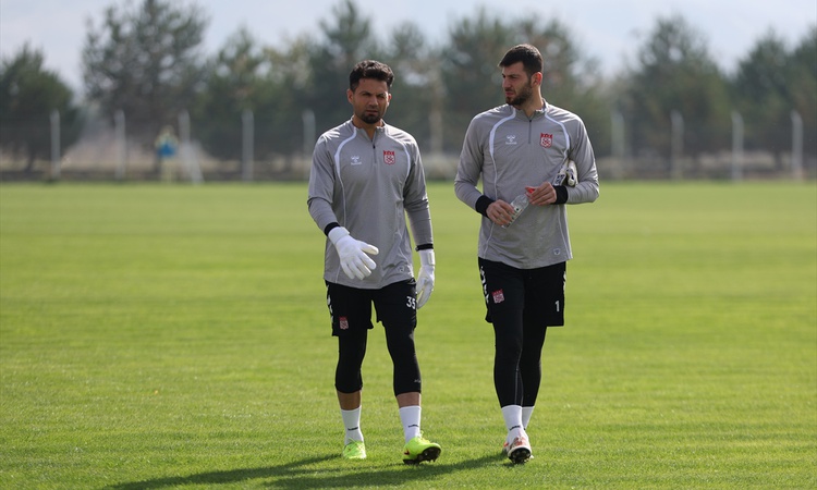 Sıcak Gündem: Taşdemir, Sivasspor'un Ümraniyespor maçı hazırlığında sakatlıklara dikkat çekti - Son Dakika Bil