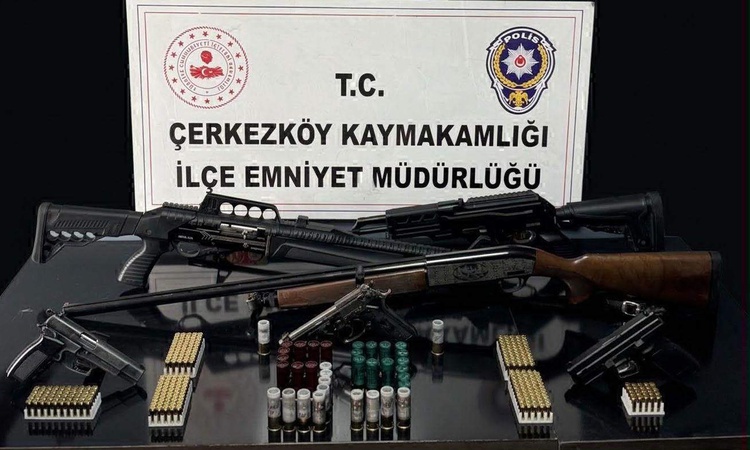 Sıcak Gündem: Tekirdağ Çerkezköy'de ruhsatsız silah operasyonunda 10 şüpheli yakalanarak gözaltına sevk edildi