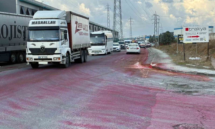 Sıcak Gündem: Tekirdağ Kapaklı'da yola dökülen boya yağış ve trafikle caddeyi kırmızıya çevirdi | İşte Tüm Ayr