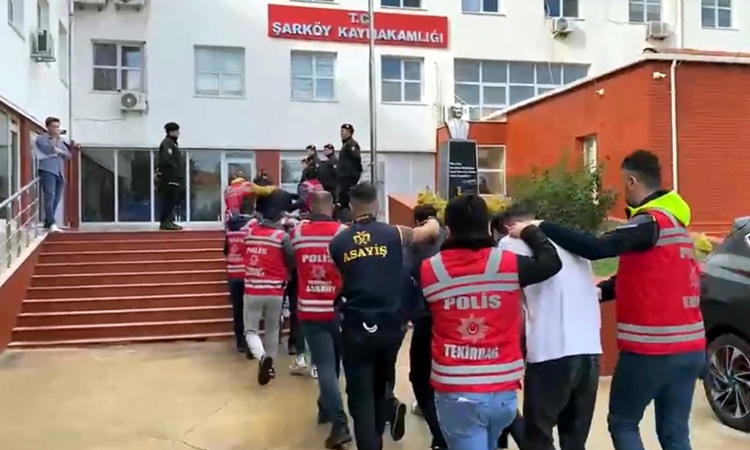 Sıcak Gündem: Tekirdağ Şarköy'de 19 milyon lira dolandırıcılıkta 11 şüpheliden 9'u hakkında tutuklama kararı v