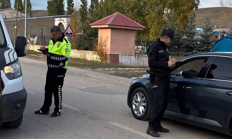 Sıcak Gündem: Tekman'da polis ve jandarma okul çevresi ve trafikte 7 gün 24 saat denetim yapıyor: Gelişmeler T