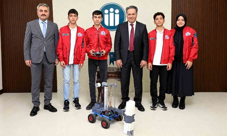 Sıcak Gündem: TEKNOFEST 2026'da Türkiye 4'ncüsü Pütürge Robotik Kulübü Rektör Akpolat'la buluştu - Son Dakika