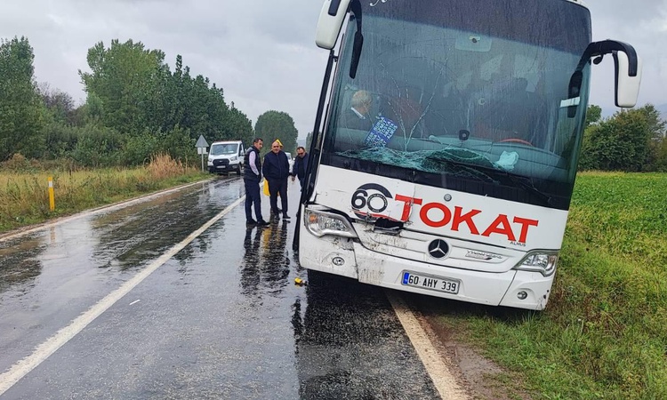 Sıcak Gündem: Tokat-Almus yolunda yolcu otobüsü kamyonete arkadan çarptı, 2 kişi yaralandı