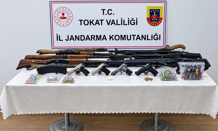 Sıcak Gündem: Tokat Erbaa'da 15 adrese eş zamanlı operasyonda 15 şüpheli yakalanarak gözaltına sevk edildi - S
