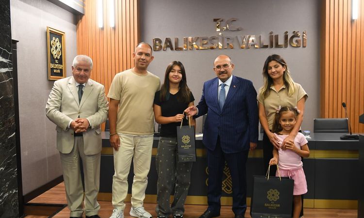 Sıcak Gündem: Vali İsmail Ustaoğlu LGS ve YKS şampiyonlarını tebrik etti: Gelişmeler Takip Ediliyor