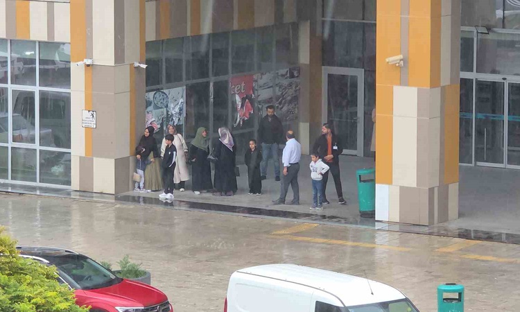 Sıcak Gündem: Van'da ani yağmur günlük yaşamı etkiledi, vatandaşlar hazırlıksız yakalandı | İşte Tüm Ayrıntıla
