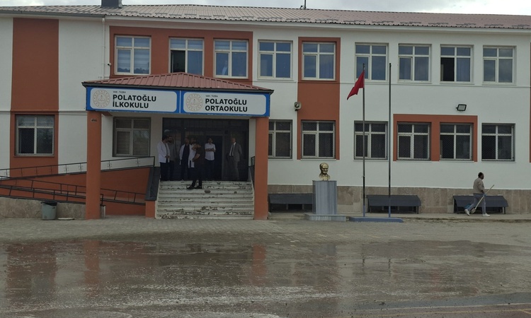 Sıcak Gündem: Van Tuşba'da kız öğrencinin okula getirdiği pompalı tüfeği öğretmen ve veliler aldı ve Merak Edi