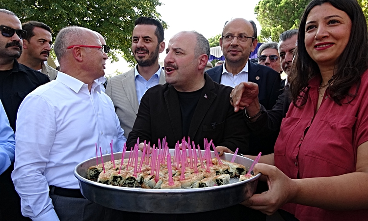 Sıcak Gündem: Varank, Bursa Gastronomi Festivali'nde Özgür Özel'in börek tavrını eleştirdi
