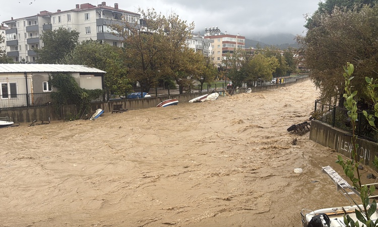 Sıcak Gündem: Yalova'da sağanak nedeniyle 101 ihbar alındı, 95 su baskını ve 3 toprak kayması meydana geldi: G
