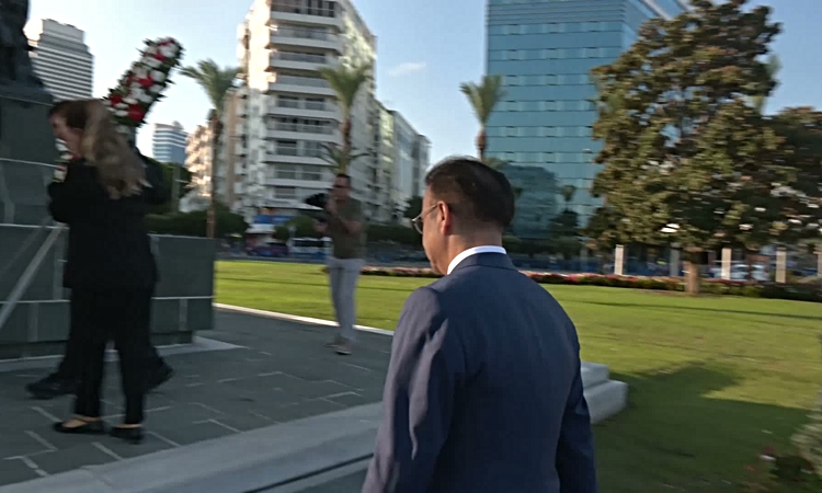 Sıcak Gündem: Yeni eğitim öğretim yılı resmen start aldı... İzmir'de çelenk töreni düzenlendi - Son Dakika Bil