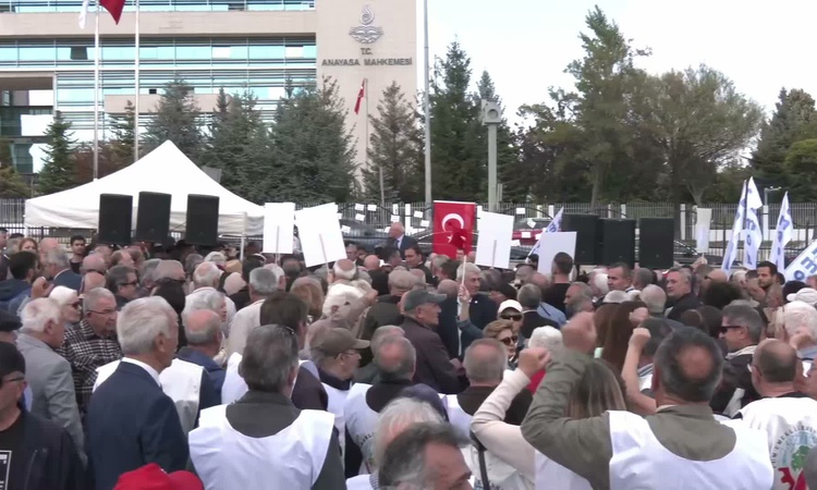 Sıcak Gündem: YENİ Partili Günaydın AYM önünde eylemde "Türkiye'yi sansürle susturamazsınız" dedi ve Merak Edi