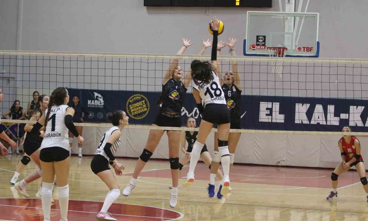 Sıcak Gündem: Yenişehir Kapalı Spor Salonu'nda Karabük Gençlikspor, Gebze Gençlik Spor'u 3-0 yendi ve Merak Ed