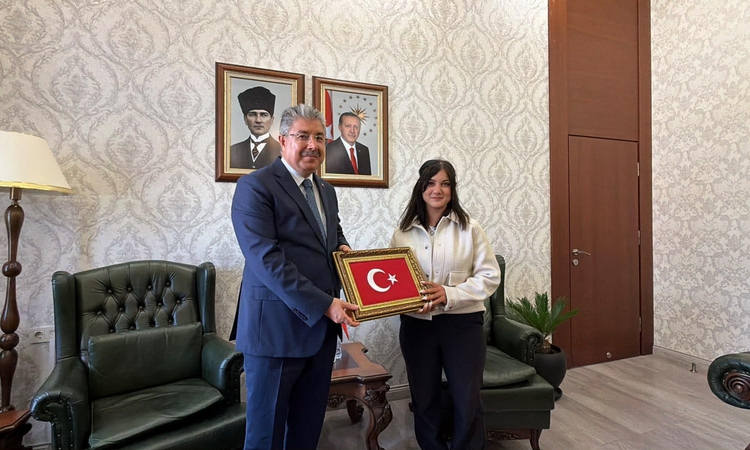 Sıcak Gündem: Yerde gördüğü Türk bayrağını alan kurye Gülten’e vali tebriği