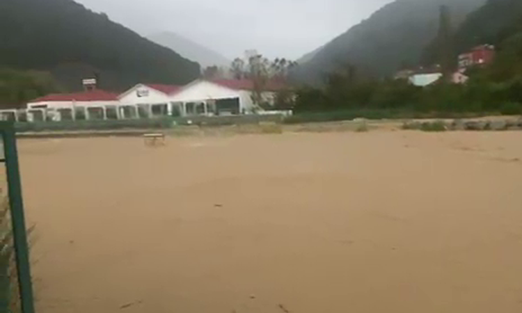 Sıcak Gündem: Zonguldak Kozlu'da sağanak sonrası Ilıksu Deresi taştı, plaj sular altında kaldı ve Merak Edilen