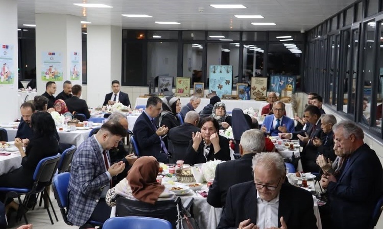 Sıcak Gündem: Zonguldak'ta Vali Hacıbektaşoğlu, huzurevi sakinleriyle aynı sofrada buluştu | İşte Tüm Ayrıntıl