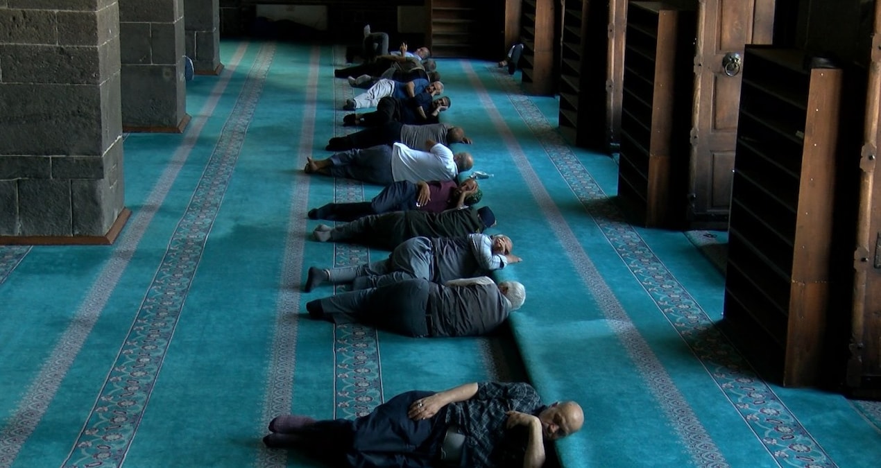 They were overwhelmed by the heat and slept in rows in the mosque - Latest News