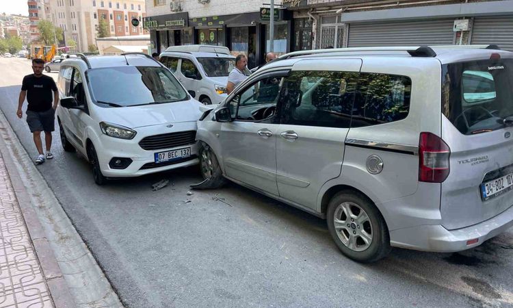 Son Gelişme: Siirt'te İki Hafif Ticari Araç Kafa Kafaya Çarpıştı: 1 Yaralı - Son Dakika | İşte Tüm Ayrıntılar